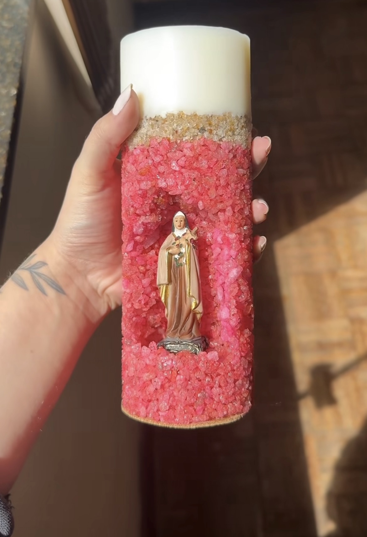 Vela personalizada rosa com Santa Teresinha
