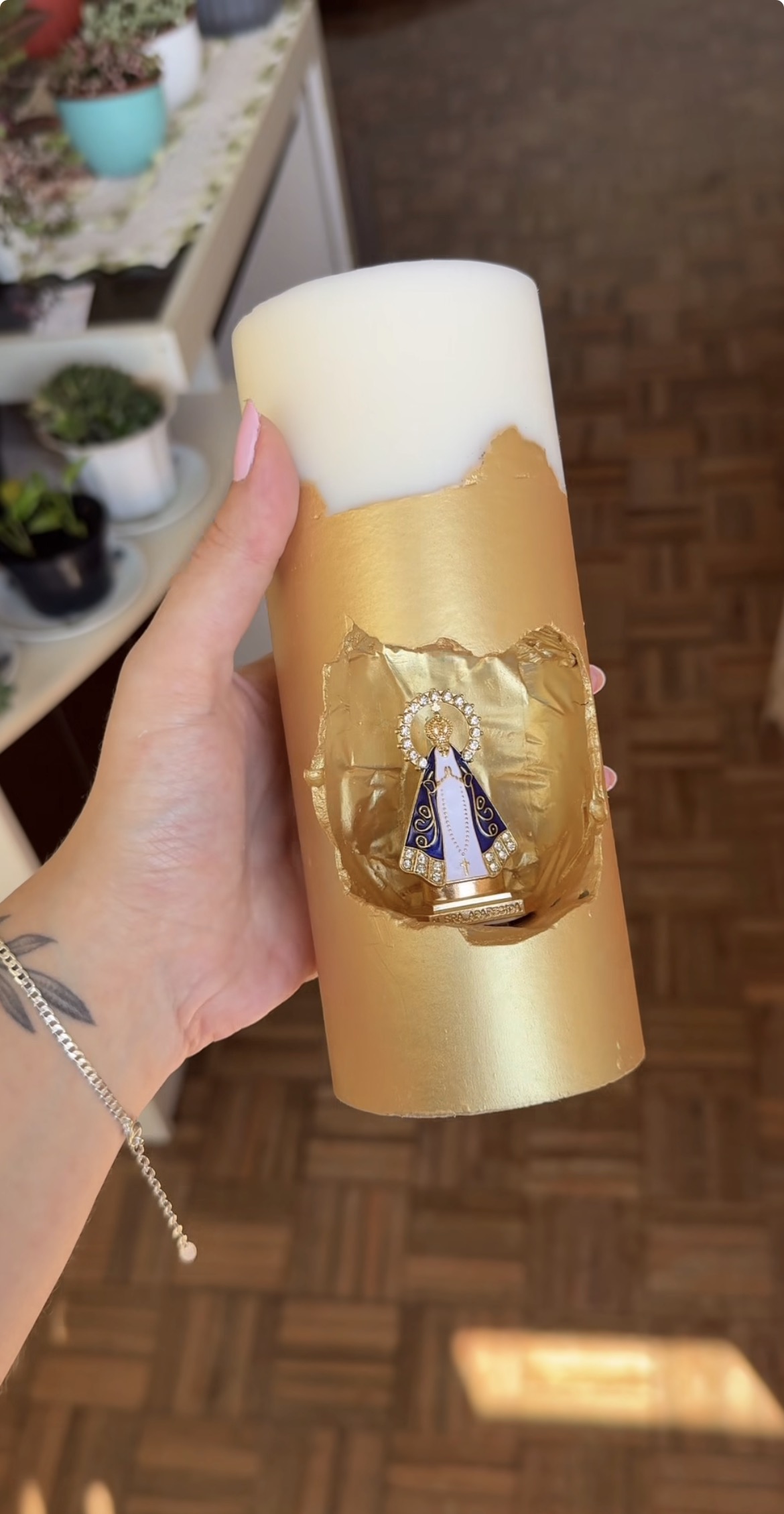 Vela dourada com Nossa Senhora Aparecida